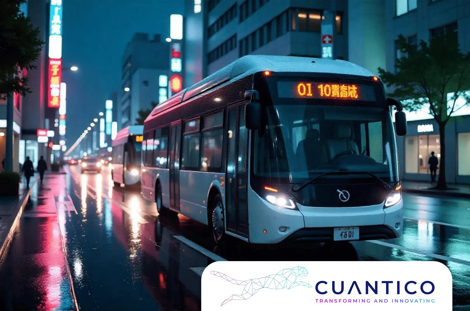Autobús inteligente circulando en ciudad nocturna bajo lluvia, con luces LED y tecnología CUANTICO aplicada a la movilidad urbana con Inteligencia Artificial