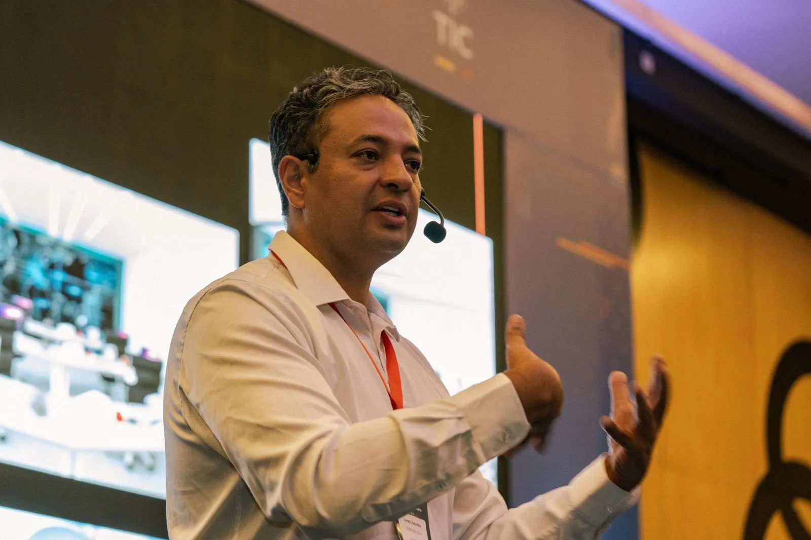 Conferencista exponiendo sobre estrategias de ciudades inteligentes en evento de innovación pública CUANTICO Govtech