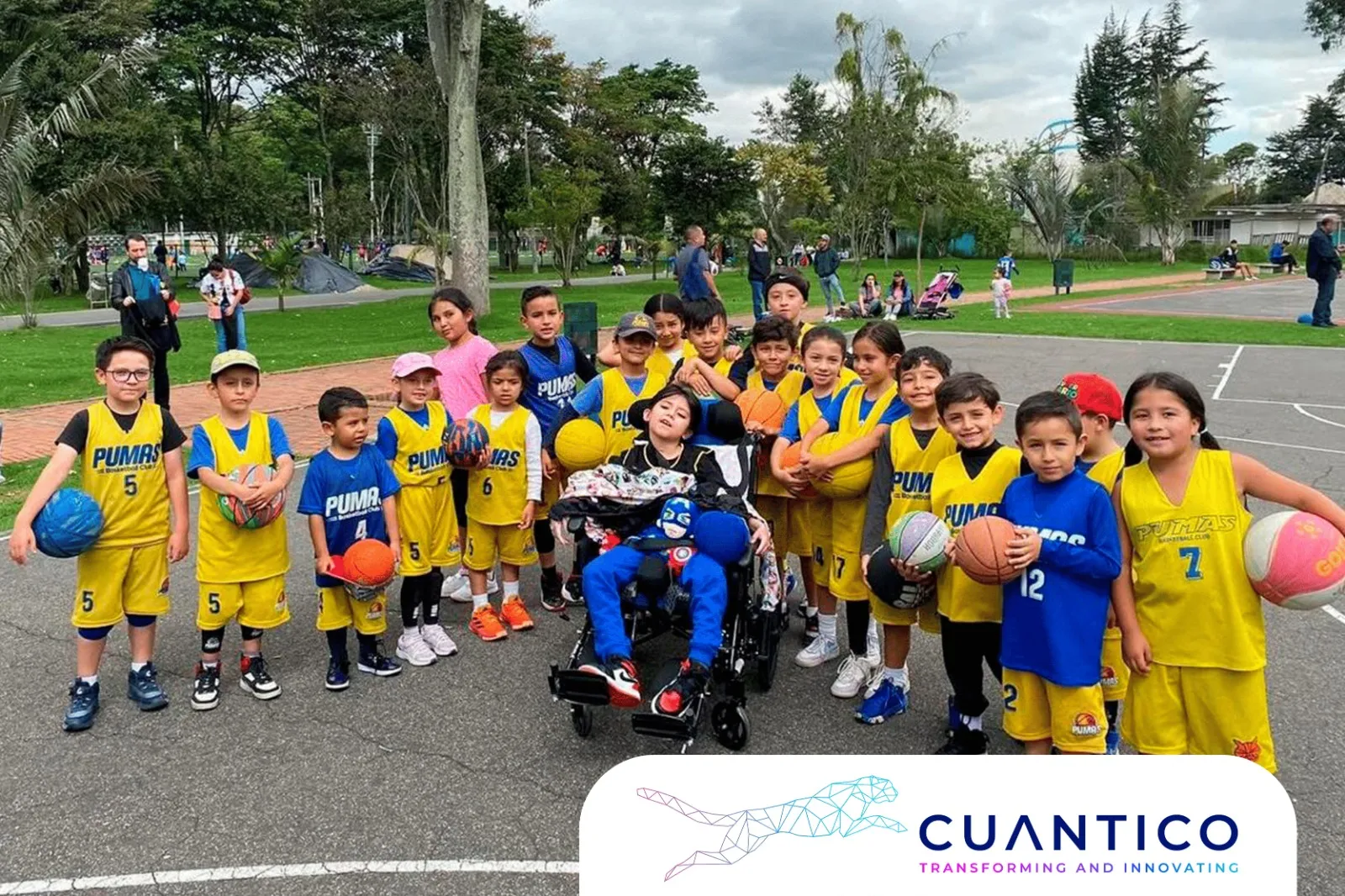 Grupo de niños y niñas del Club Pumas en el Festival de Baloncesto Infantil Bogotá, junto a un niño en silla de ruedas, promoviendo inclusión.